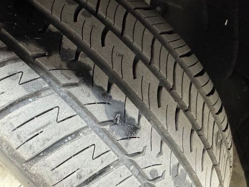 Used 2025 Genesis G70 2.5T image 28