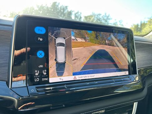 Certified 2025 Volkswagen Atlas SEL Premium R-Line image 38