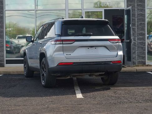 Used 2024 Jeep Grand Cherokee Altitude AWD/4WD image 4