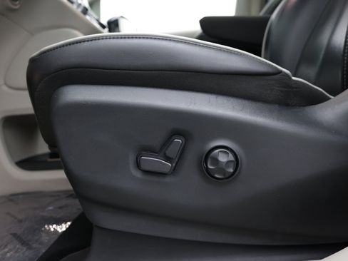 Used 2023 Chrysler Pacifica Limited FWD image 18