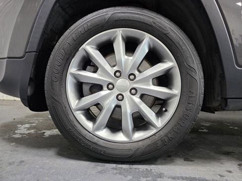 Used 2018 Jeep Cherokee Limited AWD/4WD image 5
