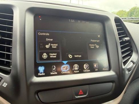 Used 2017 Jeep Cherokee Latitude w/ Cold Weather Group AWD/4WD image 28