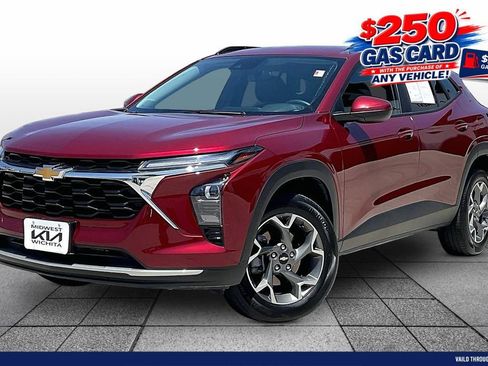 Used 2025 Chevrolet Trax LT w/ Driver Confidence Package FWD image 1