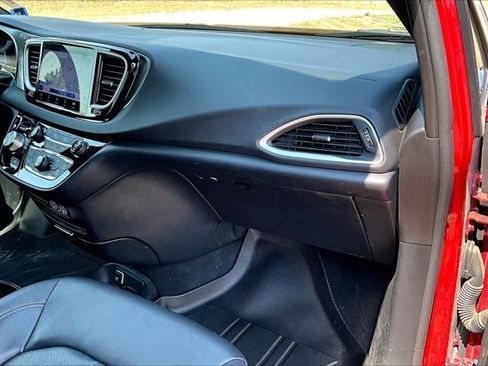 Used 2025 Chrysler Pacifica Select FWD image 27