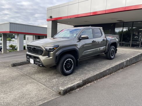 Certified 2025 Toyota Tacoma TRD Off-Road AWD/4WD image 4