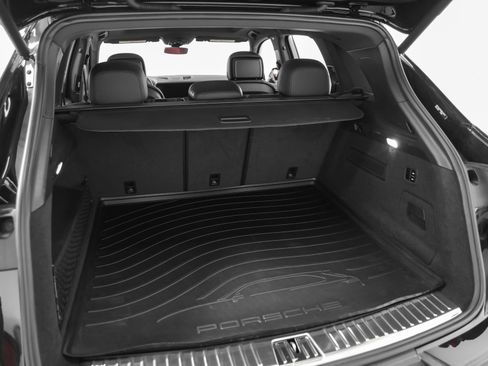 Certified 2024 Porsche Cayenne AWD/4WD image 17