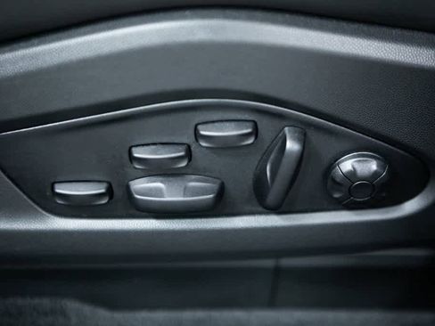 Certified 2025 Porsche Macan 4S Electric image 17