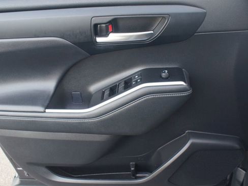 Used 2021 Toyota Highlander XLE FWD image 30
