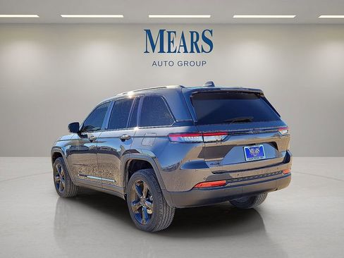 Used 2023 Jeep Grand Cherokee Altitude image 3