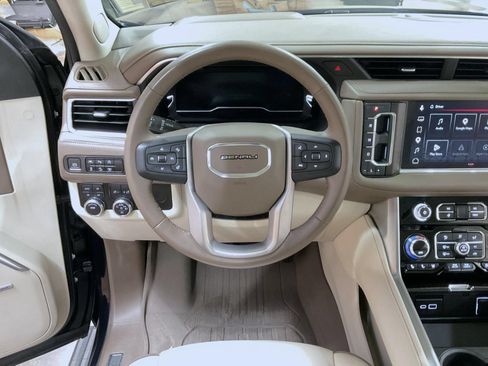 Used 2023 GMC Yukon XL Denali AWD/4WD image 11