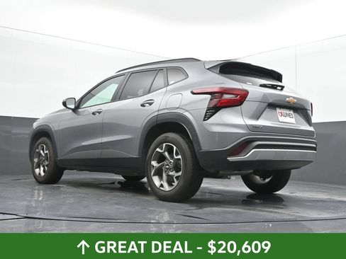 Used 2025 Chevrolet Trax LT FWD image 44