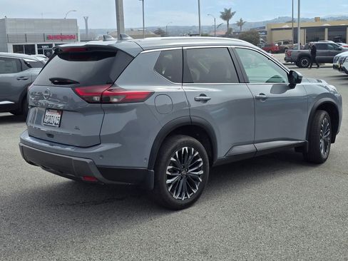 Used 2025 Nissan Rogue SL w/ Tech Package image 4