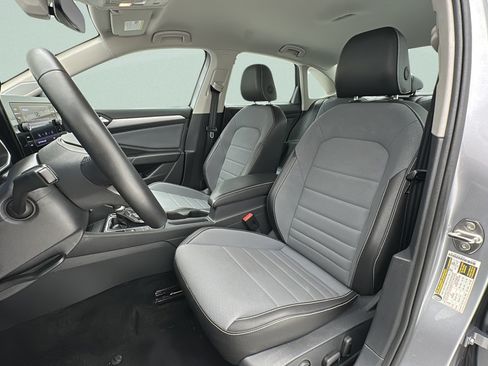 Used 2025 Volkswagen Jetta SE FWD image 13