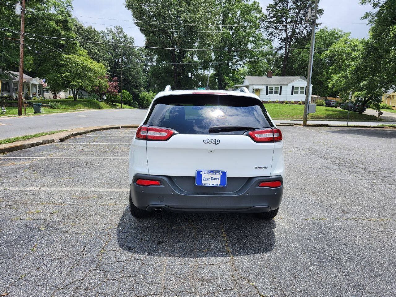 Used 2018 Jeep Cherokee Latitude w/ Mobile Office Group FWD image 14