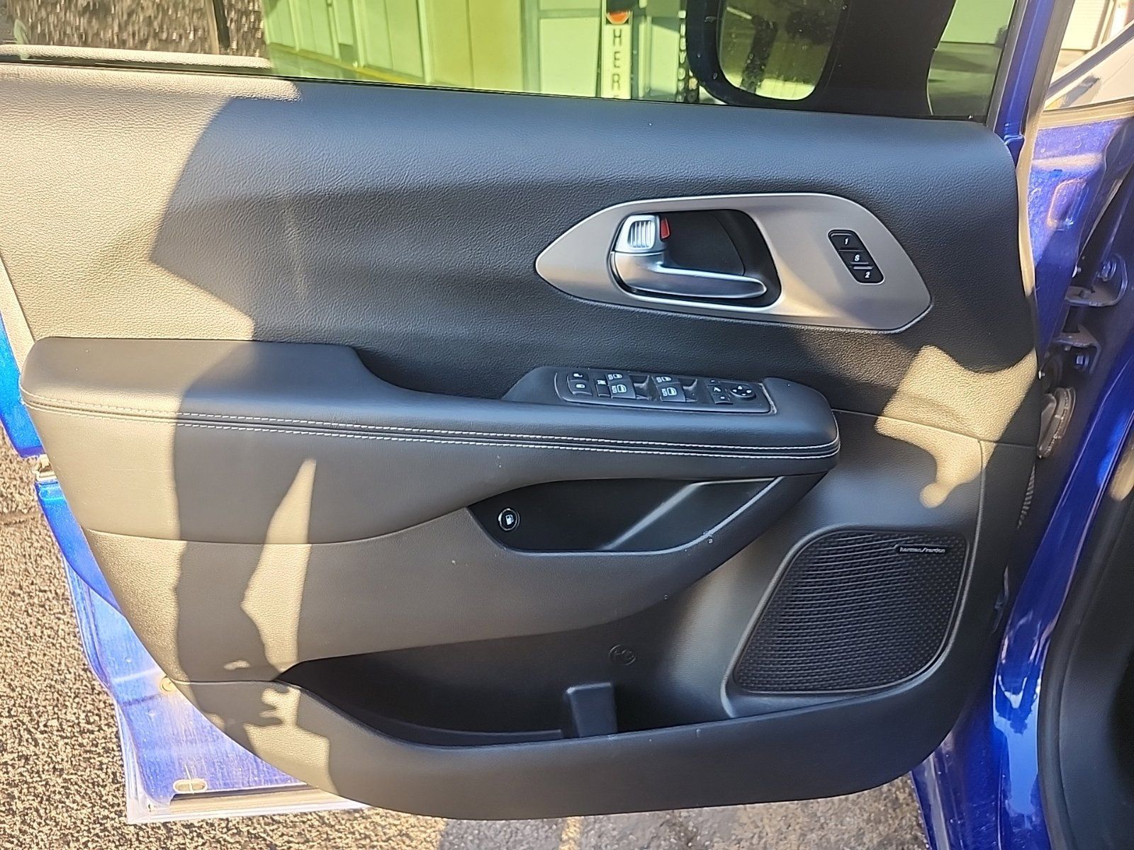 Used 2021 Chrysler Pacifica Limited w/ Uconnect Theater Family Group FWD image 12