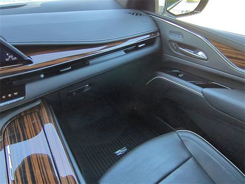 Used 2024 Cadillac Escalade Premium Luxury image 17