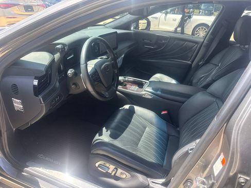 Used 2023 Lexus LS 500 w/ Interior Upgrade Package RWD image 9