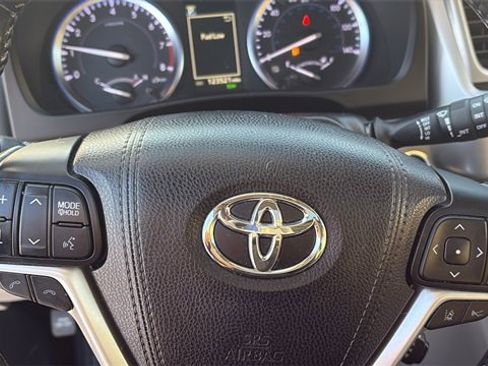 Used 2017 Toyota Highlander XLE image 17
