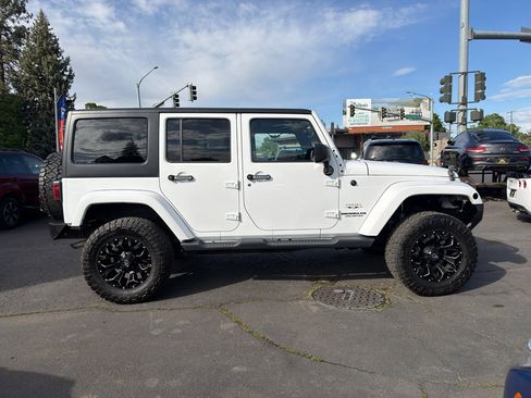 Used 2017 Jeep Wrangler Unlimited Sahara w/ Dual Top Group AWD/4WD image 8