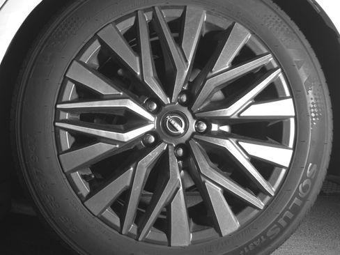 Used 2025 Nissan Altima 2.5 SV FWD image 14