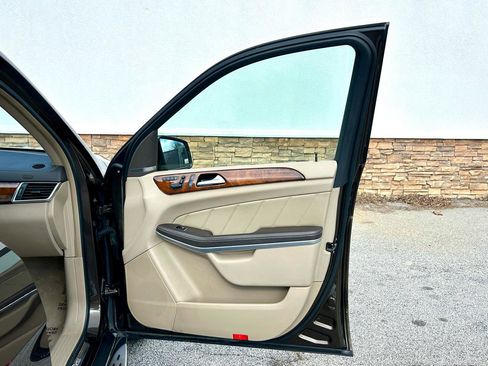 Used 2013 Mercedes-Benz GL 550 4MATIC image 28