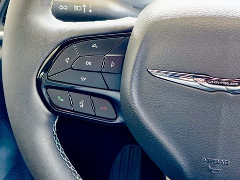 Used 2025 Chrysler Pacifica Limited image 34