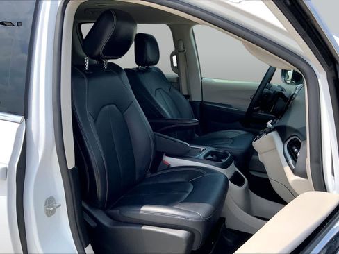Used 2024 Chrysler Pacifica Touring-L FWD image 9