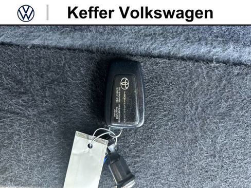 Used 2022 Toyota Highlander LE FWD image 33