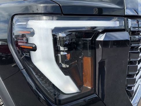 Used 2024 GMC Sierra 2500 Denali Ultimate AWD/4WD image 11