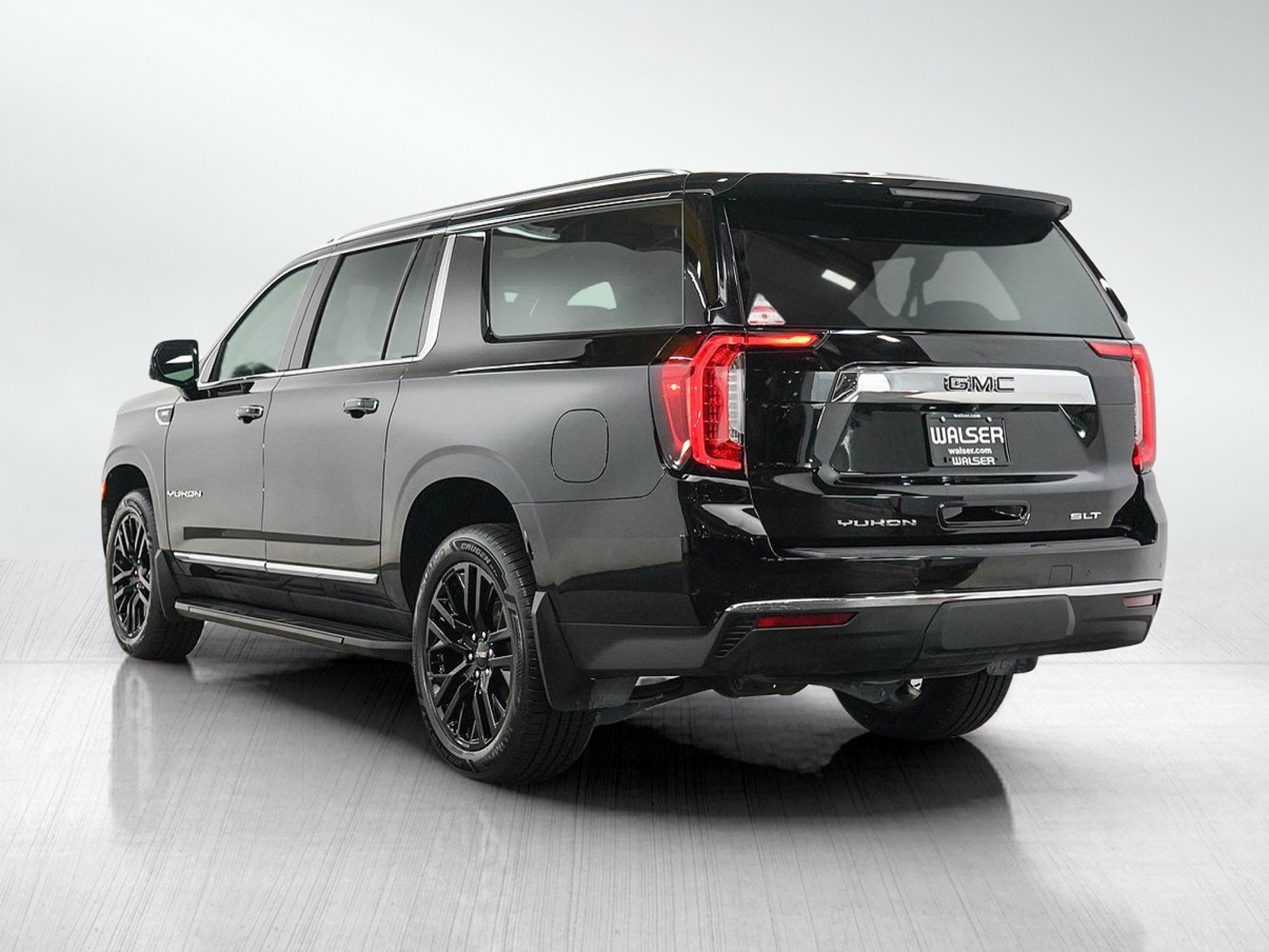 Used 2023 GMC Yukon XL SLT w/ SLT Premium Package AWD/4WD image 3