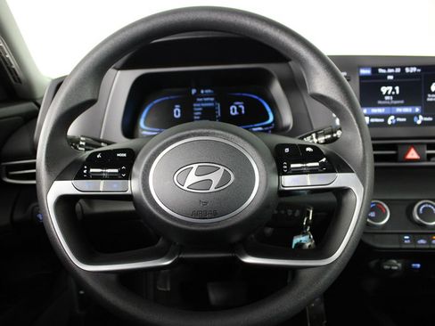 Certified 2025 Hyundai Elantra SE image 9