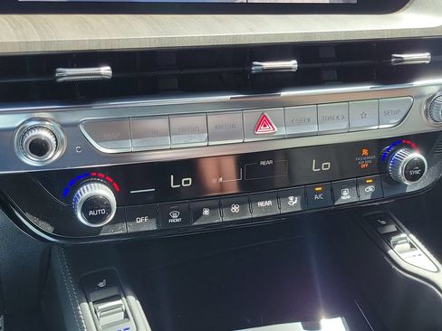 Certified 2024 Kia Telluride SX w/ Towing Package FWD image 26