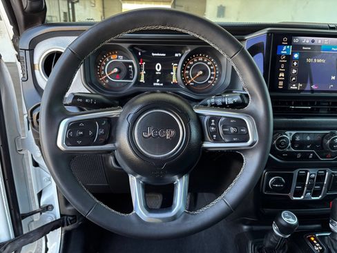 Used 2025 Jeep Wrangler Unlimited Sahara AWD/4WD image 27