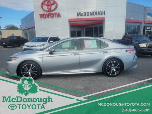 Used 2020 Toyota Camry SE image 2