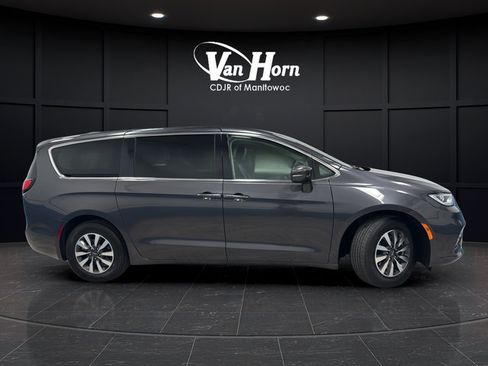 Used 2022 Chrysler Pacifica Touring-L FWD image 8