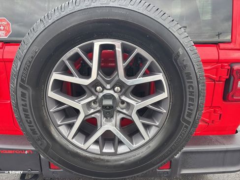 Used 2025 Jeep Wrangler Sahara image 11
