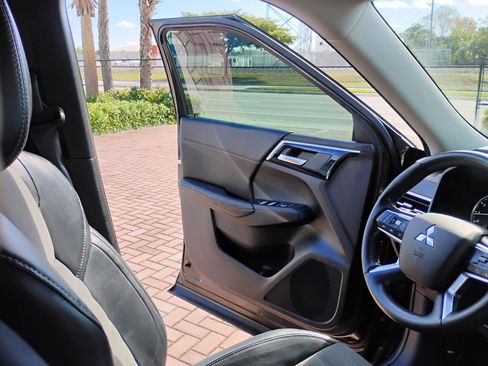 Used 2023 Mitsubishi Outlander SE image 45