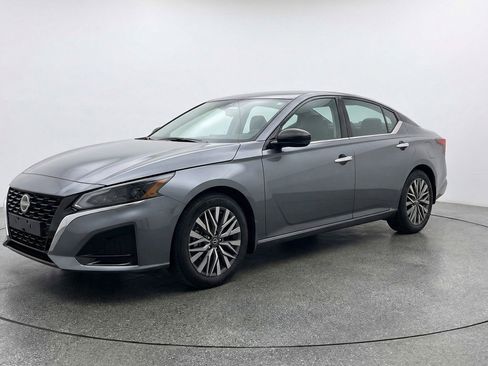 Used 2025 Nissan Altima 2.5 SV FWD image 3