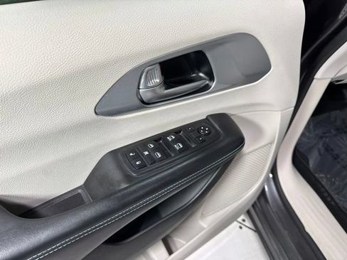 Used 2018 Chrysler Pacifica Touring Plus FWD image 12