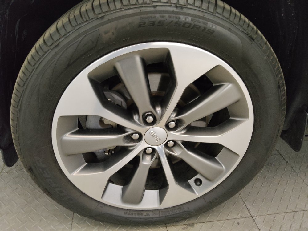 Used 2019 Jeep Cherokee Overland w/ Technology Group AWD/4WD image 31