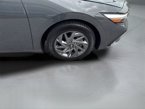 Used 2024 Hyundai Elantra Blue image 39