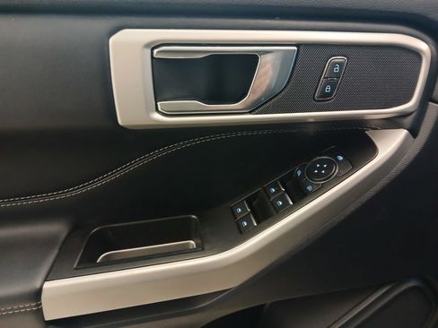 Used 2021 Ford Explorer XLT w/ Equipment Group 202A image 8