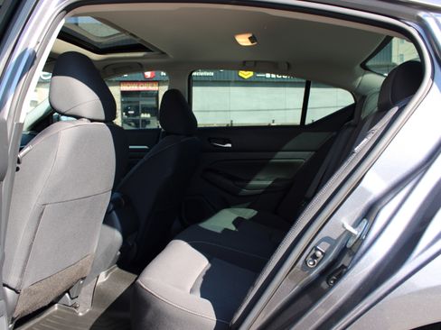 Certified 2022 Nissan Altima 2.5 SV w/ SV Premium Package image 8