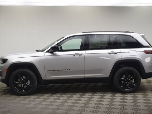 New 2025 Jeep Grand Cherokee Limited w/ Black Appearance Package AWD/4WD image 16