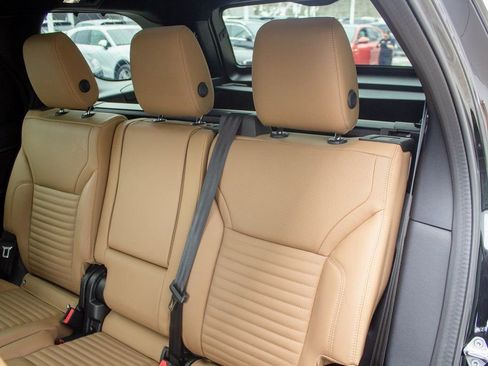 Used 2024 Land Rover Discovery Dynamic SE image 22