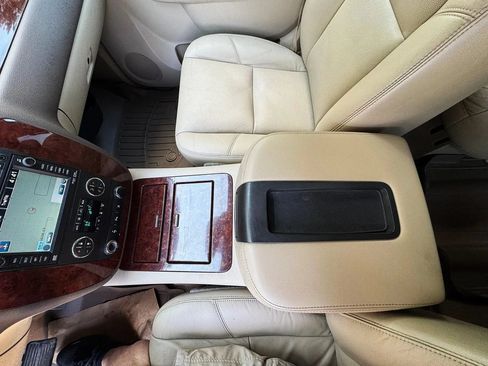 Used 2010 Chevrolet Suburban LTZ RWD image 31