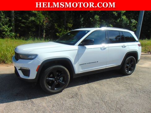 Used 2024 Jeep Grand Cherokee Limited w/ Black Appearance Package AWD/4WD image 5