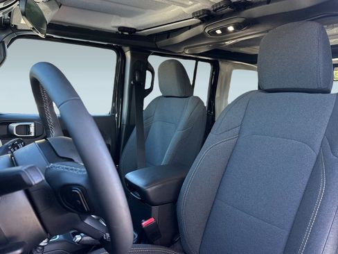 Used 2025 Jeep Wrangler Willys image 22