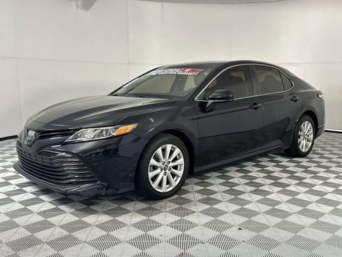 Used 2019 Toyota Camry LE FWD image 4