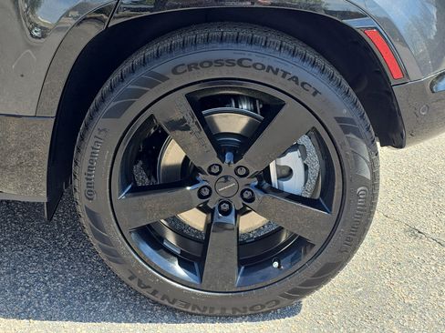 New 2026 Land Rover Defender 110 X-Dynamic SE image 32